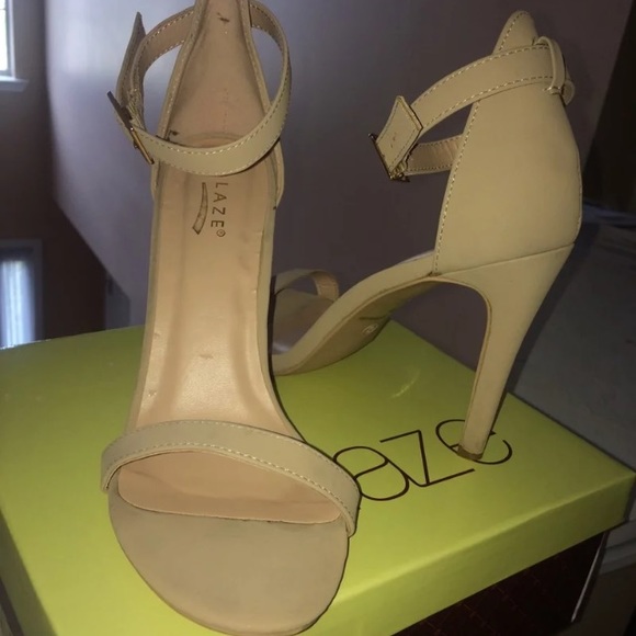 Basic nude heels - Picture 2 of 3